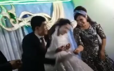 V Uzbekistane počas svadby udrel ženích nevestu. Nahnevalo ho, že ho porazila v pretekoch v rozbaľovaní bonbónov
