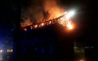V Žiline v noci vypukol obrovský požiar, celá strecha bytovky zostala v plameňoch. Museli evakuovať 100 ľudí