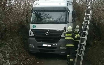 V bratislavskej Dúbravke sa zasekol kamión. Asistovať mu muselo 6 hasičov