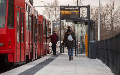 V bratislavskej Dúbravke vraj naháňa ženy starší muž. Zameriava sa na jednu zastávku MHD