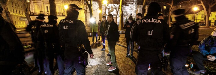V bratislavských uliciach to počas silvestrovskej noci žilo aj napriek zákazu vychádzania. Zasahovať musela aj polícia