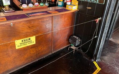 V britskej krčme nainštalovali pred bar elektrický drôt. Majiteľ chce donútiť ľudí udržiavať dostatočný dištanc