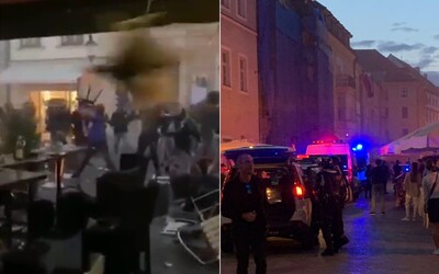 V centru Bratislavy se strhla hromadná bitka. Video zachycuje létající židle, stoly i pěsti