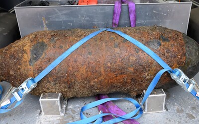 V centru Brna evakuovali přes tisíc lidí a zastavili vlaky. Ve městě našli bombu