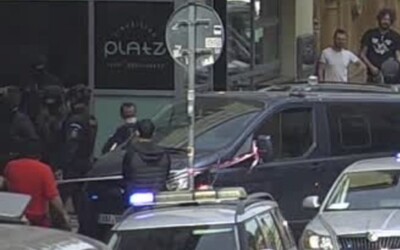 V centru Prahy bylo ohlášeno možné ozbrojené vloupání. Policie po zásahu zabavila zbraň a zatkla tři cizince