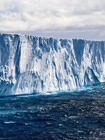V čerstvém sněhu na Antarktidě byly poprvé nalezeny mikroplasty, mohou urychlit tání ledovců