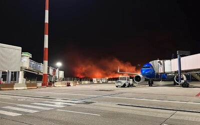 V ďalšej obľúbenej dovolenkovej destinácii museli zatvoriť letisko. Rýchlo sa tam šíria obrovské požiare (+ foto)