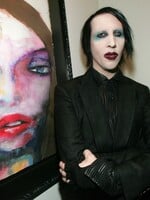 V dome Marilyna Mansona spravila polícia raziu. Spevák je obvinený zo sexuálneho násilia