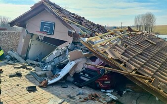 V dome vybuchla propán-butánová bomba. Muž utrpel popáleniny druhého stupňa, zasahovať musel vrtuľník