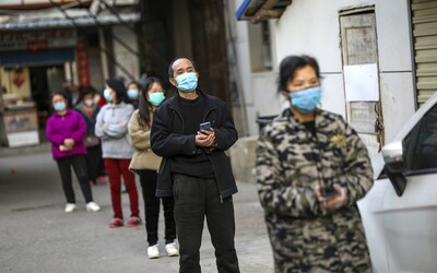 V epicentre koronavírusu čínskom meste Wu-chan sa uvoľňuje prísna karanténa. Cez víkend prišiel do mesta prvý vlak od januára