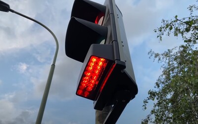 V európskom meste testujú nový typ semafora. Využíva extra svetlo navyše, dôvod je až humorný