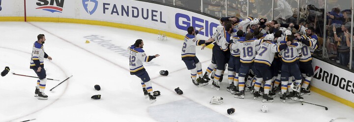 V lednu byli nejhorším týmem v NHL, dnes oslavují první Stanley Cup v historii klubu. St. Louis Blues porazili Pastrňákův Boston