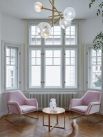V jednoduchosti je krása. Sleduj minimalistický byt v srdci Prahy s izbami ako na zámku a s brutálnou rozlohou