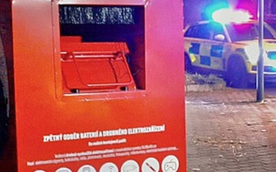V kontejneru na elektroodpad zemřel člověk. Nejprve tam uvízl, hasiči ho poté vytáhli mrtvého