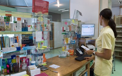 V lekárňach na Slovensku chýbajú voľnopredajné lieky. Z pultov miznú známe produkty na kašeľ a prechladnutie