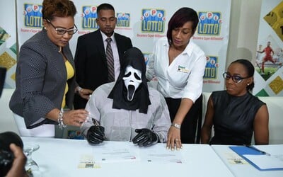 V lotérii vyhral 1 milión eur, ale pre šek si prišiel v hororovej maske, aby ho nespoznala rodina ani kamaráti