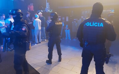 V meste na Záhorí cez víkend policajti chytili 25 opitých tínedžerov v jedinom bare. Hliadky nabehli do nočných podnikov