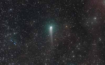V najbližších dňoch bude na nočnej oblohe pozorovateľná atypická kométa. Objekt v našich končinách nikdy nezapadne