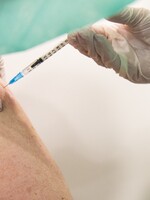 V neděli o půlnoci se otevře registrace k očkování pro věkovou skupinu 40+
