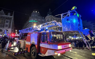 V noci hořelo ve známém pražském klubu. Záchranné akce komplikovali opilí turisté 