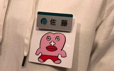 V obchodě v Japonsku mohou zaměstnankyně nosit „menstruační odznak“. Zákazníci tak vědí, kdy mají své dny