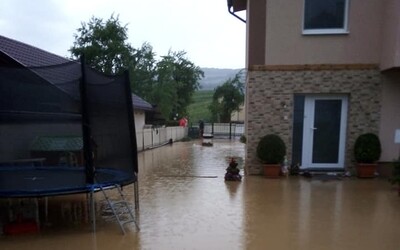 V obci Víťaz pri Prešove voda z potoka zaplavila dvadsiatku rodinných domov a záhrad. Dedinou sa v pondelok večer prehnala búrka