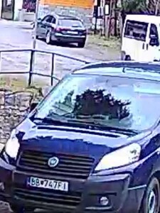 V obci na strednom Slovensku sa pohybuje podozrivé auto, podvodníci od ľudí lákajú peniaze. Zverejnili nové podrobnosti