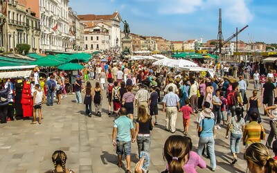 V oblíbené prázdninové destinaci Čechů plánují zavést poplatek za vjezd do města. Hrozí také vysoké pokuty