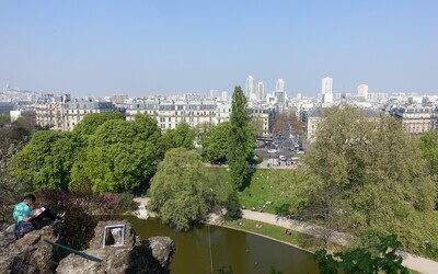 V obľúbenom parížskom parku našli odrezanú ženskú panvu v džínsoch. Park uzavreli, lebo sa v ňom môžu nachádzať iné časti tela