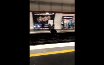 V parížskom metre sa chcel cestujúci vyhnúť revízorom, bežal po trati až do tunela. Kvôli lístku za pár eur riskoval svoj život
