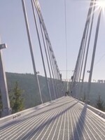 V pátek se v Česku otevřel nejdelší visutý most pro pěší na světě. Sky Bridge 721 se místy tyčí až 95 metrů nad zemí