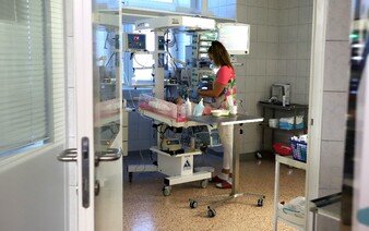 V plienke dieťaťa našli po návrate z nemocnice rukavicu. Tú mu dala zdravotná sestra ako hračku