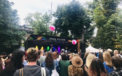 V pondělí oficiálně začal Prague Pride 2021. Lidé tančili, zpívali a neodradil je ani neutuchající déšť (Reportáž)