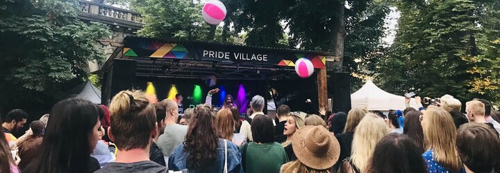 V pondělí oficiálně začal Prague Pride 2021. Lidé tančili, zpívali a neodradil je ani neutuchající déšť (Reportáž)