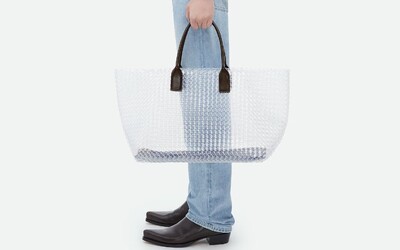 V ponuke módneho domu Bottega Veneta nájdeš kabelku, ktorá pripomína bublinkovú fóliu. Cenu by si neuhádol  