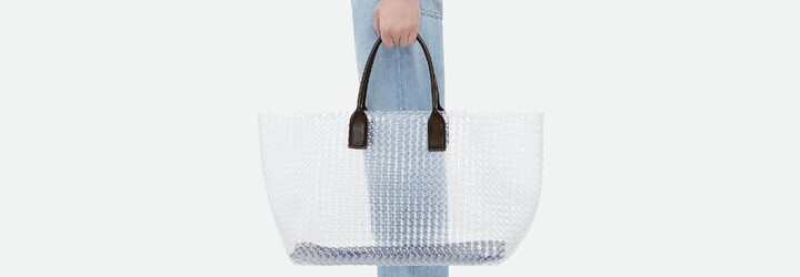 V ponuke módneho domu Bottega Veneta nájdeš kabelku, ktorá pripomína bublinkovú fóliu. Cenu by si neuhádol  