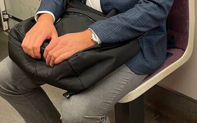 V pražském metru už se nebudeš dotýkat koleny s ostatními cestujícími. Dopravní podnik mění směr sedaček