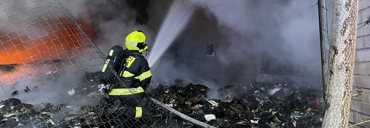 V pražských Letňanech hořela hala výstaviště. Část budovy se zřítila