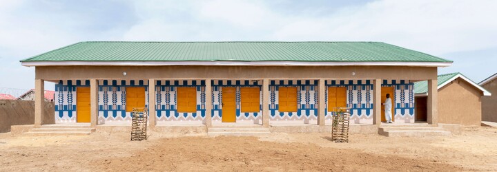 V púšti v Nigérii vznikla farebná dedina, z jej minulosti ťa však zamrazí. Dizajnérku projektu čoskoro stretneš aj v Bratislave