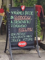 V rámci boje za svobodu sem „ovčané“ v rouškách mají zákaz vstupu, napsal na tabuli majitel restaurace na Karlštejně
