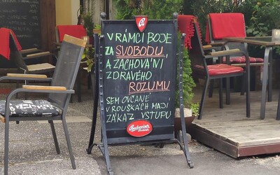 V rámci boje za svobodu sem „ovčané“ v rouškách mají zákaz vstupu, napsal na tabuli majitel restaurace na Karlštejně