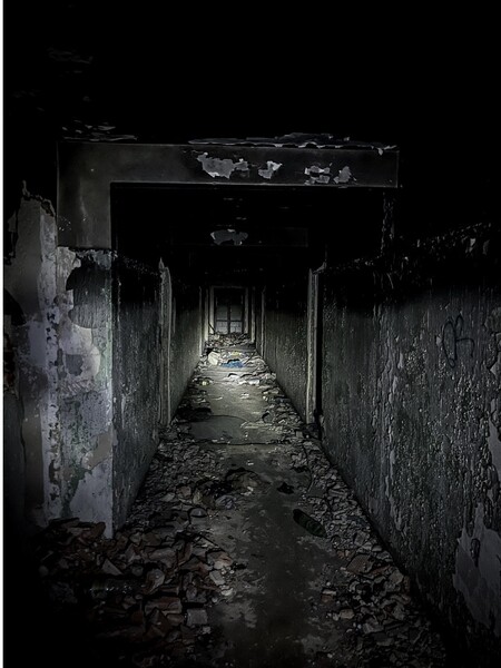 V ruinách lučeneckého internátu odfotili ducha dievčaťa. Na mieste sme strávili noc, vydesil nás neznámy narušiteľ (Reportáž)