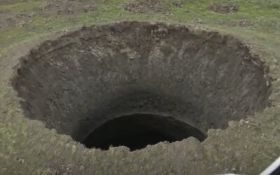 V ruskej arktickej tundre sa po výbuchu vytvára gigantický, až 50 metrov hlboký kráter