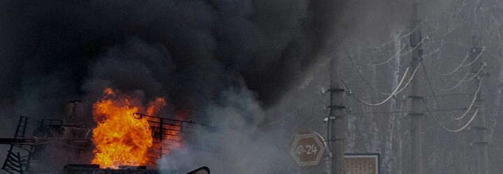 V ruském skladu ropy a vojenské základně nedaleko ukrajinských hranic vypukl požár. Zda souvisí s válkou, není jasné