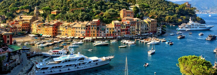 V talianskom letovisku zavádzajú bizarné pokuty za chôdzu naboso či plavky na námestí