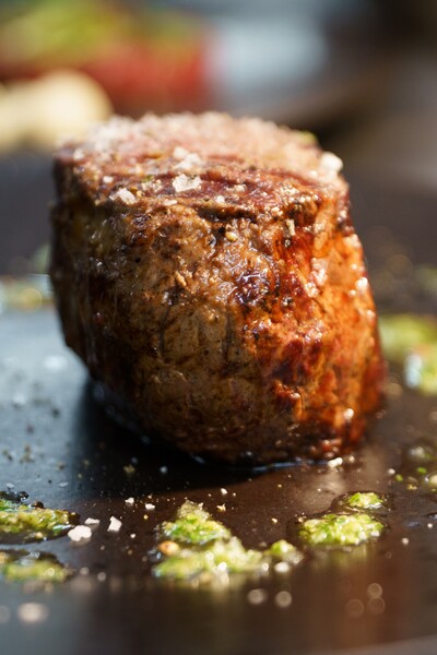 V tejto novej bratislavskej reštaurácii si dáš najkvalitnejší steak sveta. Mäso ti pripravia priamo pred očami pri živej hudbe