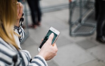 V tomto městě školy žákům zabaví mobily. Starejte se o jiné věci, vzkazují starostovi rodiče 