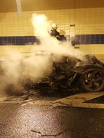 V tunelu Blanka hořelo Lamborghini. V obou směrech byl pozastaven provoz