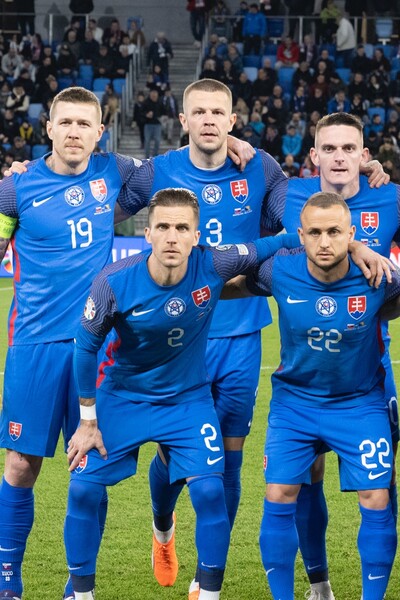 V týchto dresoch nás už o pár dní budú reprezentovať futbalisti na EURO. Slováci skritizovali, že ich nosí černoch