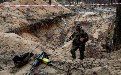 V ukrajinském Izjumu byl objeven masový hrob se 440 těly. Zelenskyj nález přirovnal k masakru v Buči 